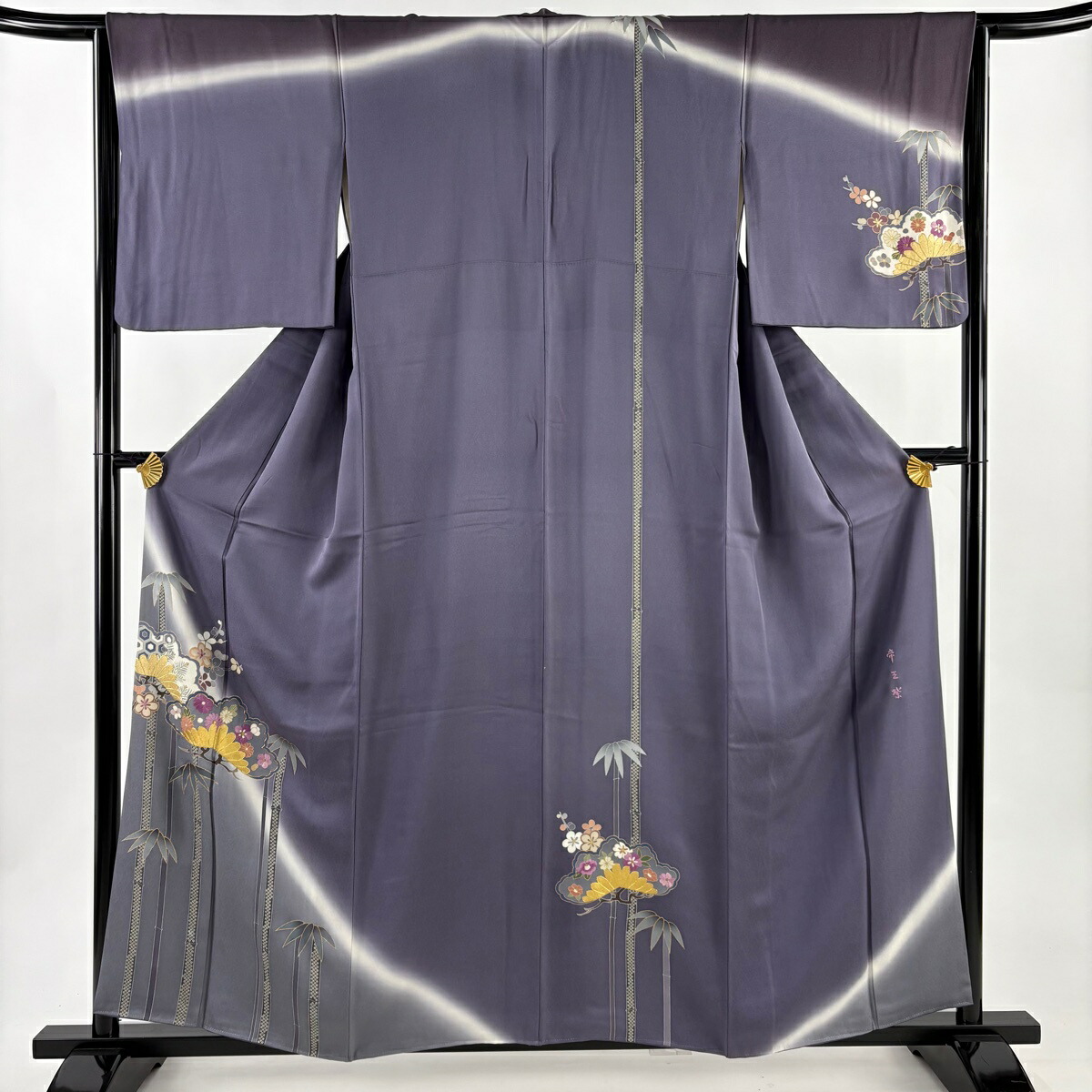 付下げ 身丈158cm 裄丈65.5cm M 袷 帝王紫 落款あり 松竹梅 菊 刺繍 金彩 灰紫 正絹 逸品 【中古】 30,420円