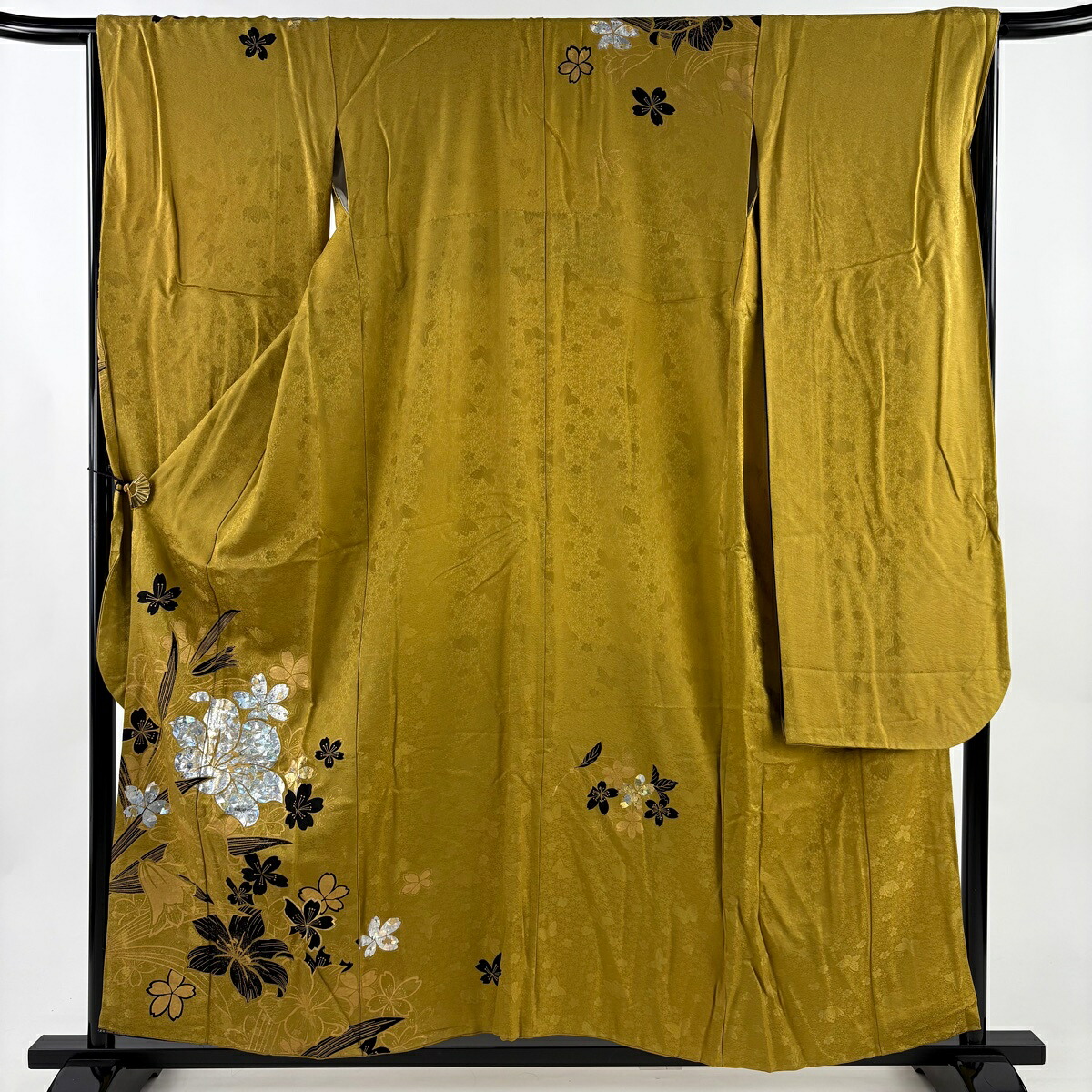 振袖 身丈155.5cm 裄丈66cm M 袷 堀省平 落款あり 桜 百合 金彩 箔 黄土色 正絹 逸品 【中古】