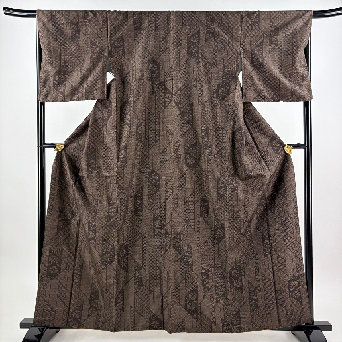 【美品】 紬 身丈160.5cm 裄丈67cm M 袷 花唐草 亀甲絣 焦茶色 正絹 秀品 【中古】