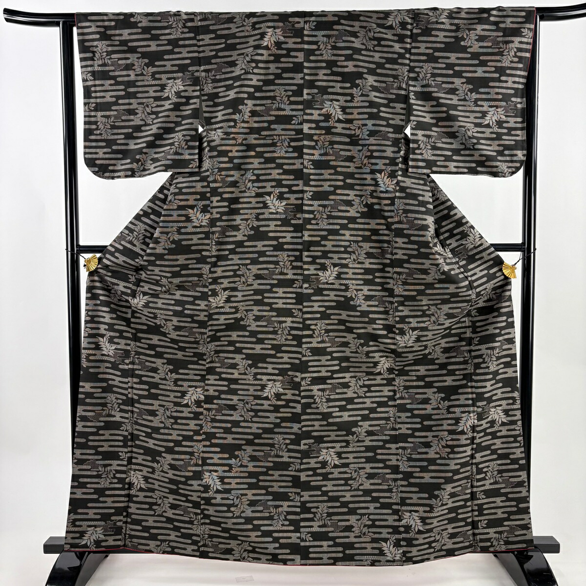 【美品】 大島紬 身丈162.5cm 裄丈64.5cm M 袷 純泥染 証紙あり ヱ霞 葉柄 墨色 正絹 秀品 【中古】