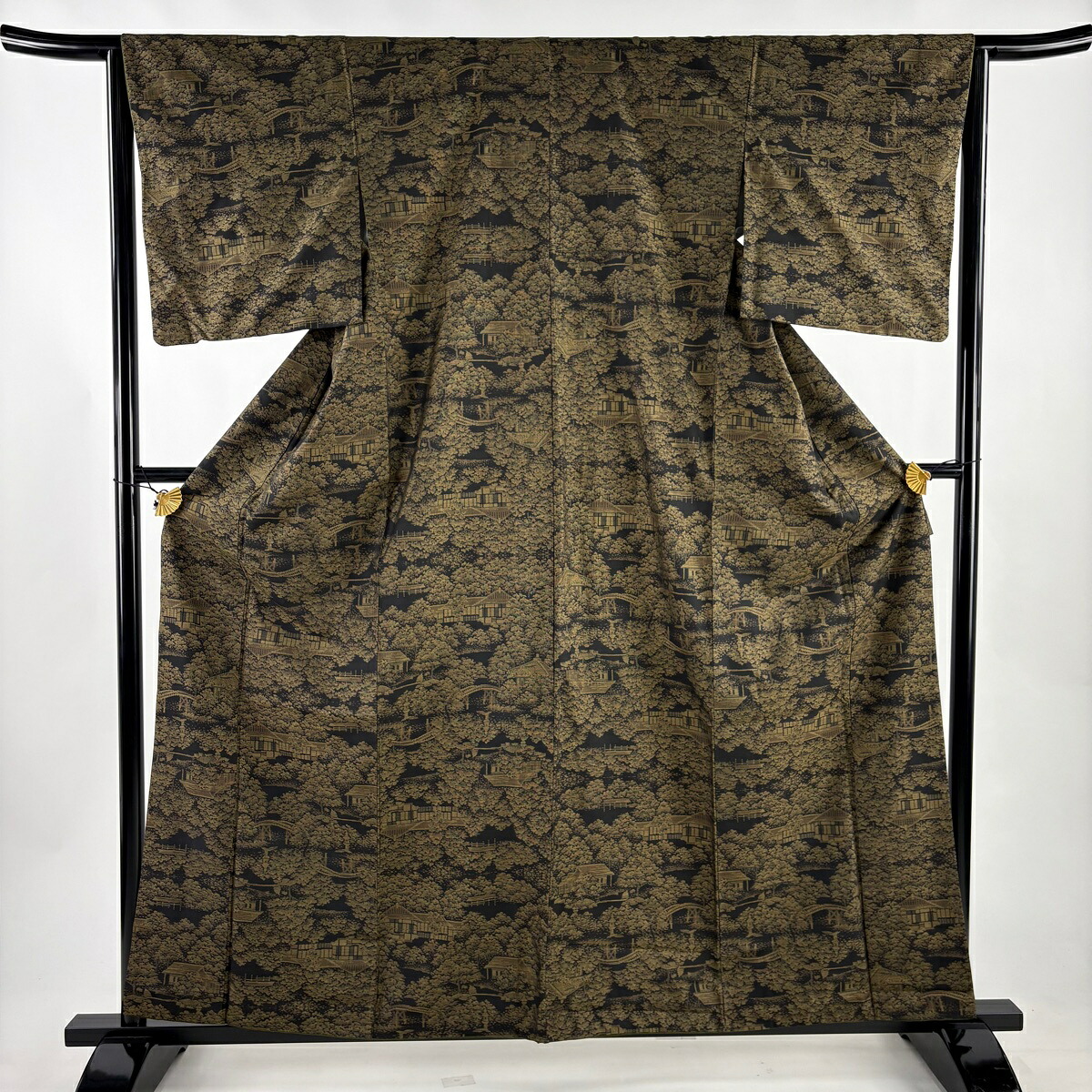紬 身丈161cm 裄丈64cm M 袷 建物 樹木 黒 正絹 秀品 【中古】