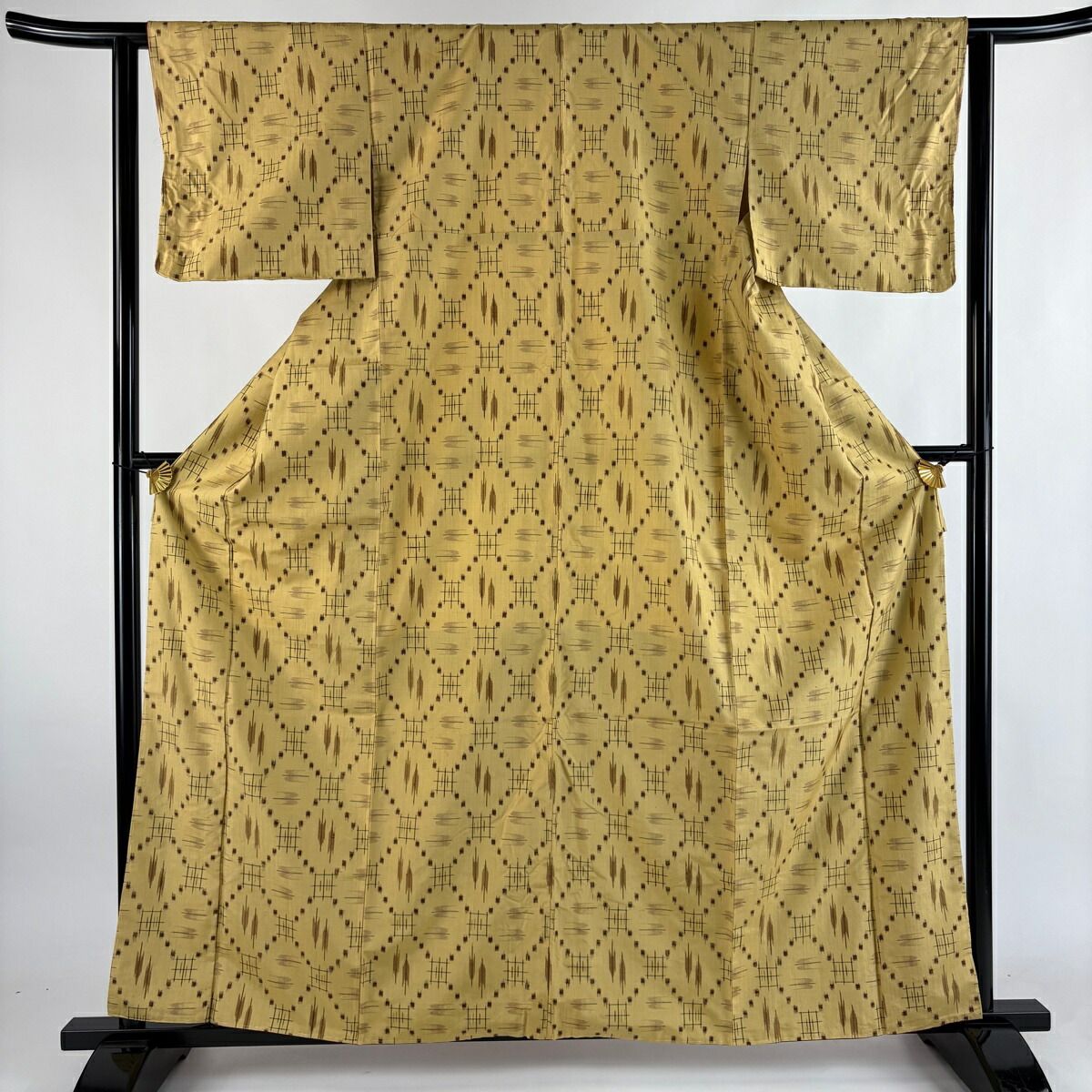 【美品】 紬 身丈162cm 裄丈62cm S 袷 落款あり 十字絣 燕 薄黄 正絹 秀品 【中古】
