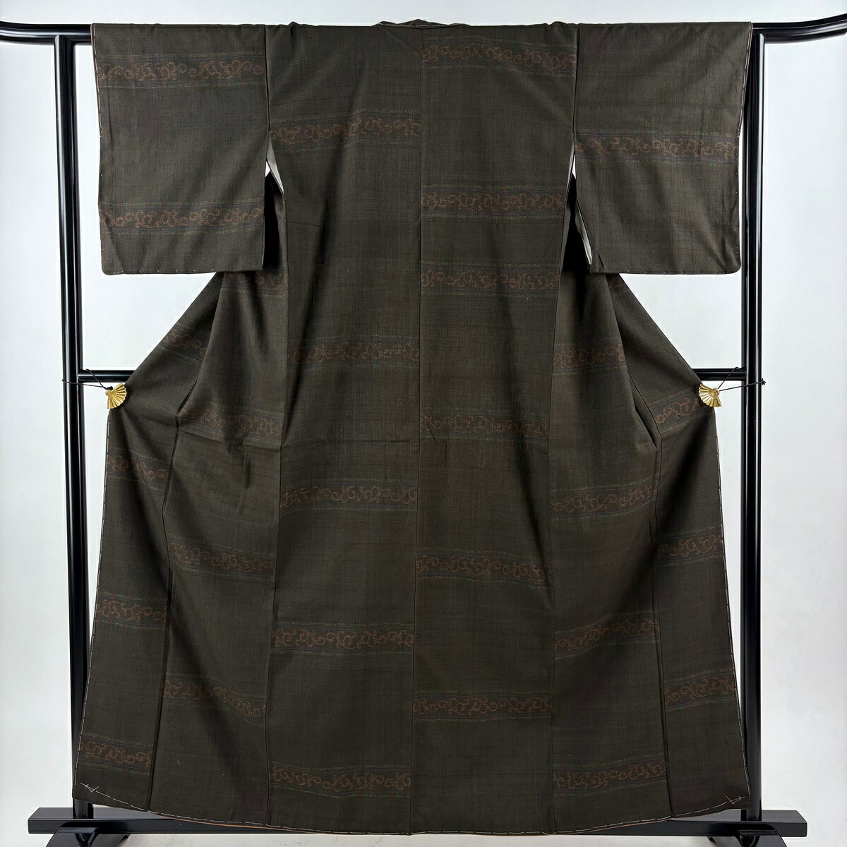 紬 身丈159.5cm 裄丈62cm S 袷 幾何学模様 焦茶色 正絹 秀品 【中古】