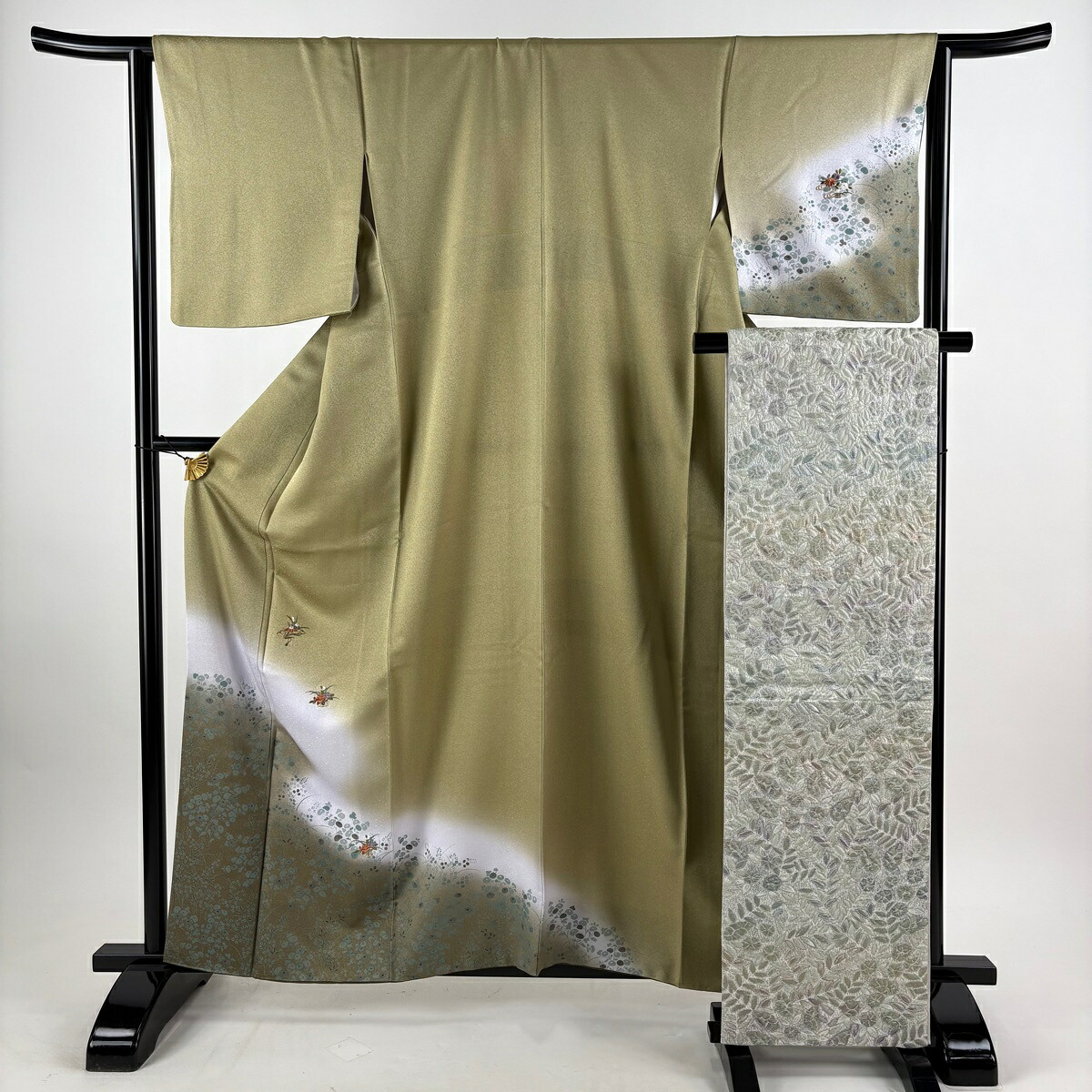 【美品】 付下げ 身たけ161糎 裄丈63.5糎 S 袷 袋帯仕掛ける 花籠 万寿菊 刺しゅう ぼかし 鶯色 正絹 秀品 【中古】