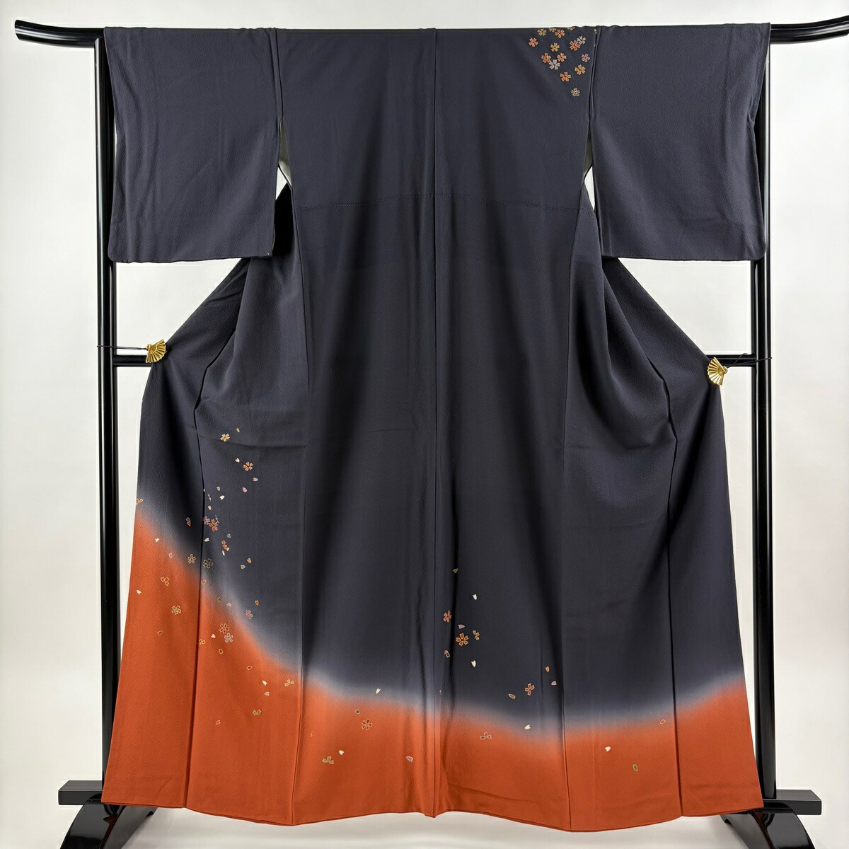 付下げ 身丈161cm 裄丈66.5cm M 袷 桜 花びら 金彩 ぼかし 墨色 正絹 秀品 【中古】