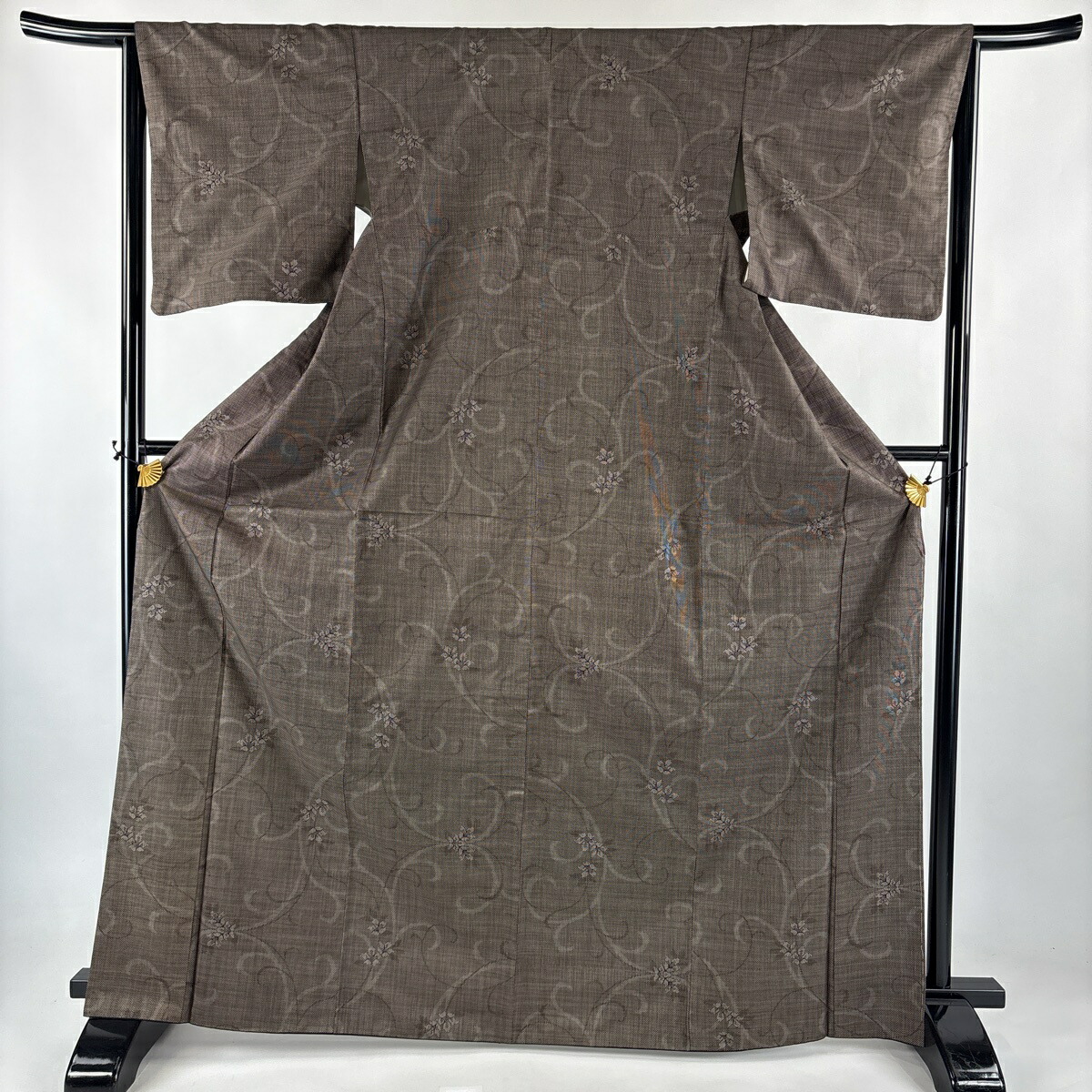 大島紬 身丈168.5cm 裄丈64.5cm M 袷 純泥染 証紙あり 焦茶色 正絹 秀品 【中古】