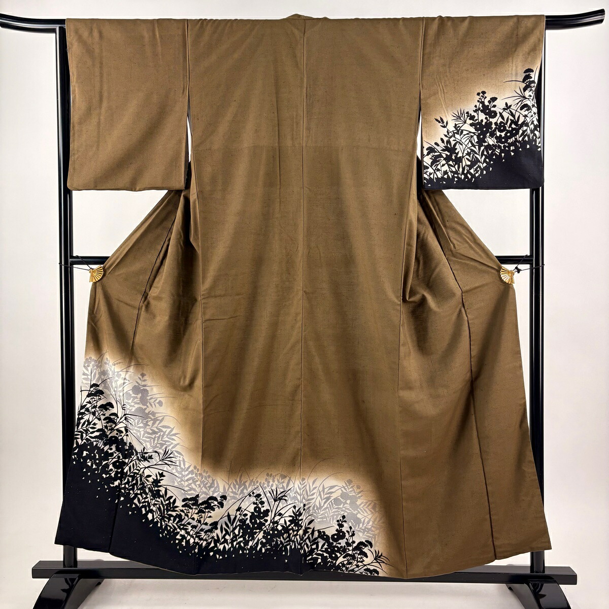 【美品】 付下げ 身丈156.5cm 裄丈66cm M 袷 紬地 秋草 シルエット ぼかし 茶色 正絹 秀品 【中古】