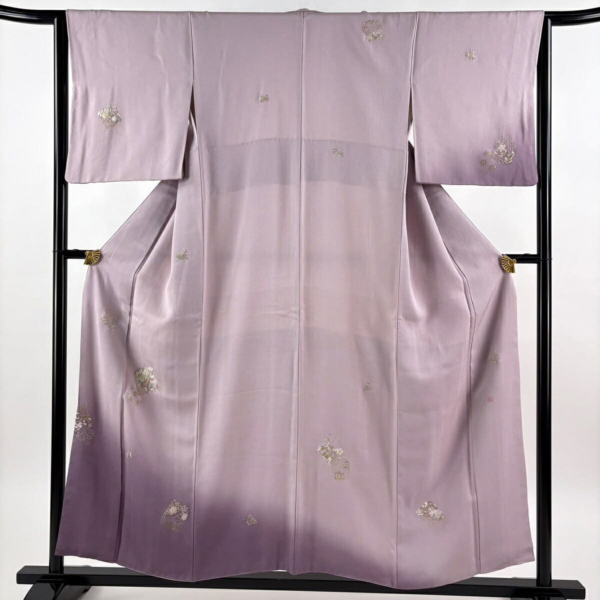 付下げ 身丈155cm 裄丈64.5cm M 袷 山口美術織物 落款あり 草花 蔦 金銀糸 刺繍 薄紫 正絹 逸品 【中古】