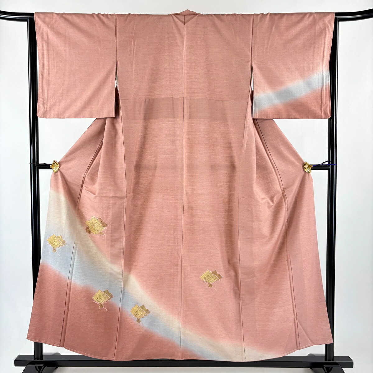 付下げ 身丈155.5cm 裄丈64.5cm M 袷 紬地 華文 雲文 刺繍 金彩 ピンクベージュ 正絹 秀品 【中古】 5,440円