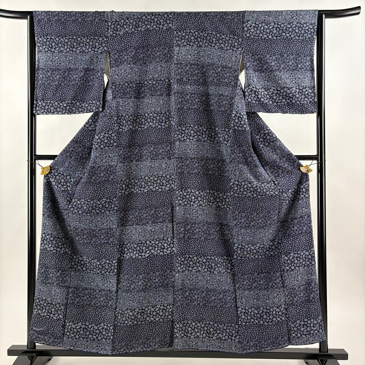 【美品】 小紋 身丈156.5cm 裄丈63.5cm S 袷 天然灰汁醗酵建阿波藍染 佐藤昭人 証紙あり 宝尽くし 家内安全 縮緬 藍色 正絹 逸品 【中古】