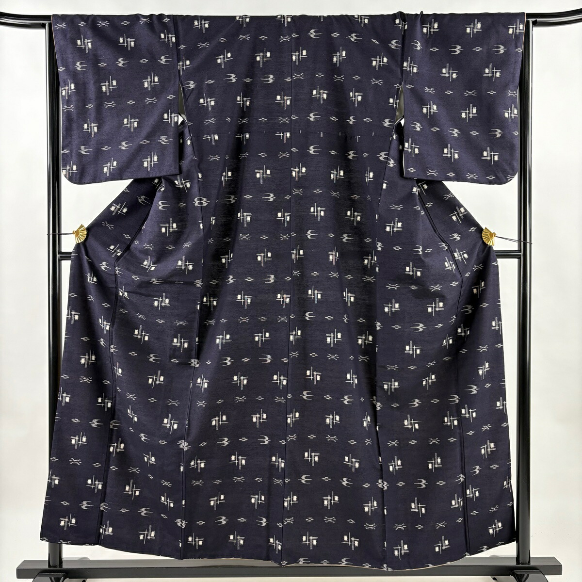紬 身丈158cm 裄丈67cm M 袷 燕 幾何学模様 濃紺 正絹 秀品 【中古】