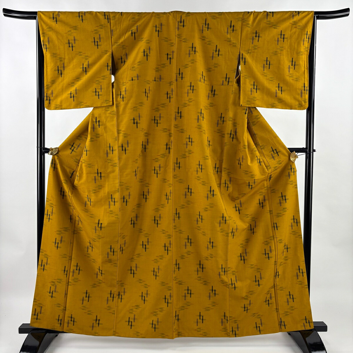 紬 身丈163cm 裄丈66cm M 袷 井桁絣 燕 山吹茶色 正絹 秀品 【中古】