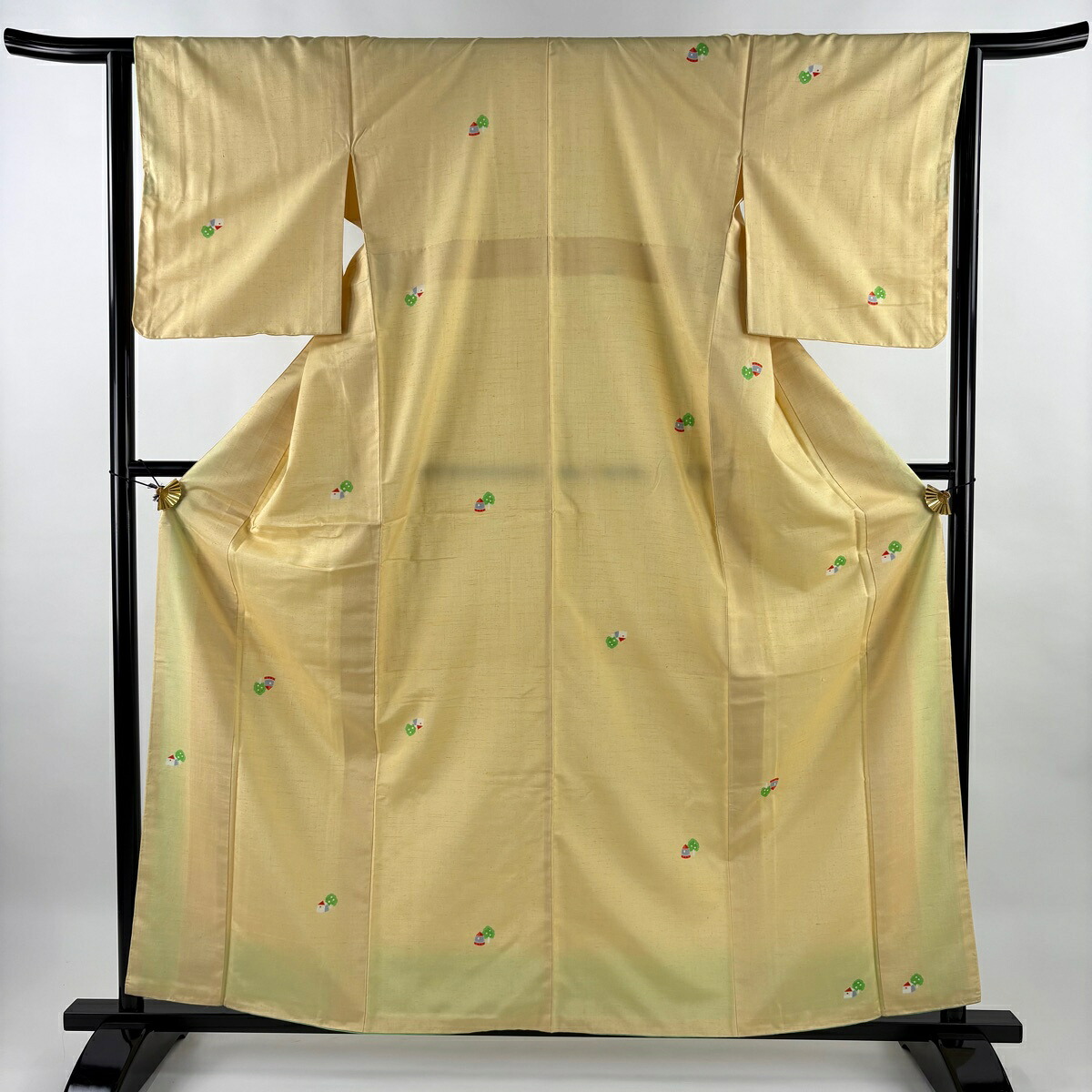 【美品】 小紋 身丈160.5cm 裄丈64cm M 袷 紬地 バチ衿 建物 樹木 薄黄 正絹 秀品 【中古】