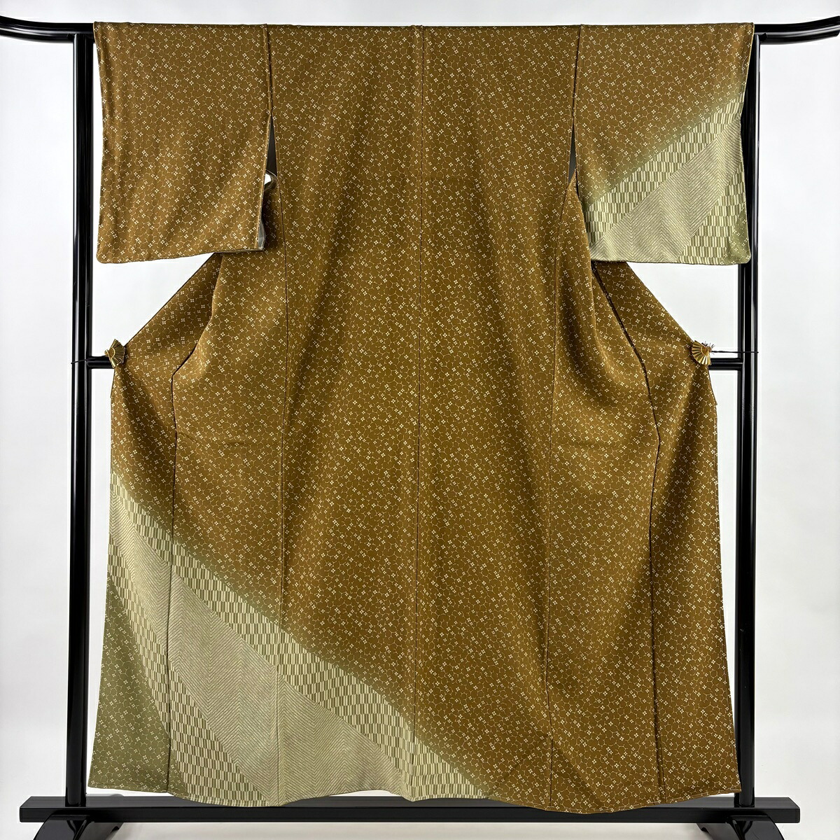 【美品】 付下げ 身丈157.5cm 裄丈64cm M 袷 矢羽 幾何学模様 ぼかし 黄土色 正絹 秀品 【中古】