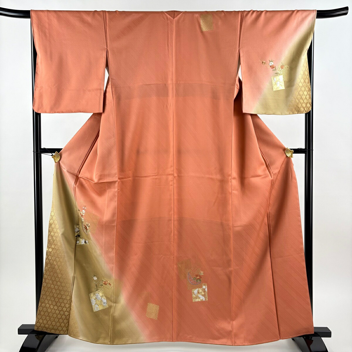 付下げ 身丈163cm 裄丈67cm M 袷 色紙 草花 刺繍 金銀彩 サーモンピンク 正絹 秀品 【中古】