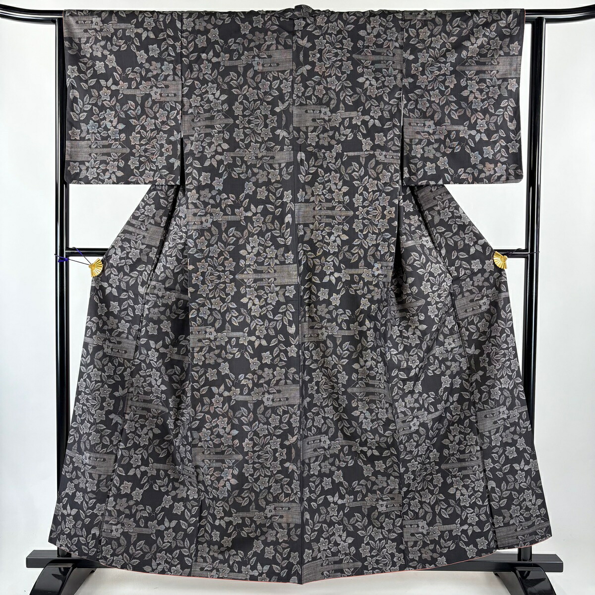 【美品】 紬 身丈159.5cm 裄丈63cm S 袷 草花 ヱ霞 墨色 正絹 秀品 【中古】