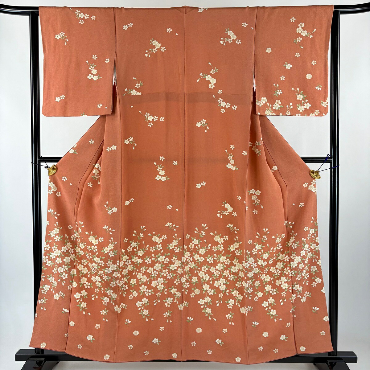 【美品】 付下げ 身丈158cm 裄丈63cm S 袷 桜 金彩 縮緬 薄オレンジ 正絹 秀品 【中古】
