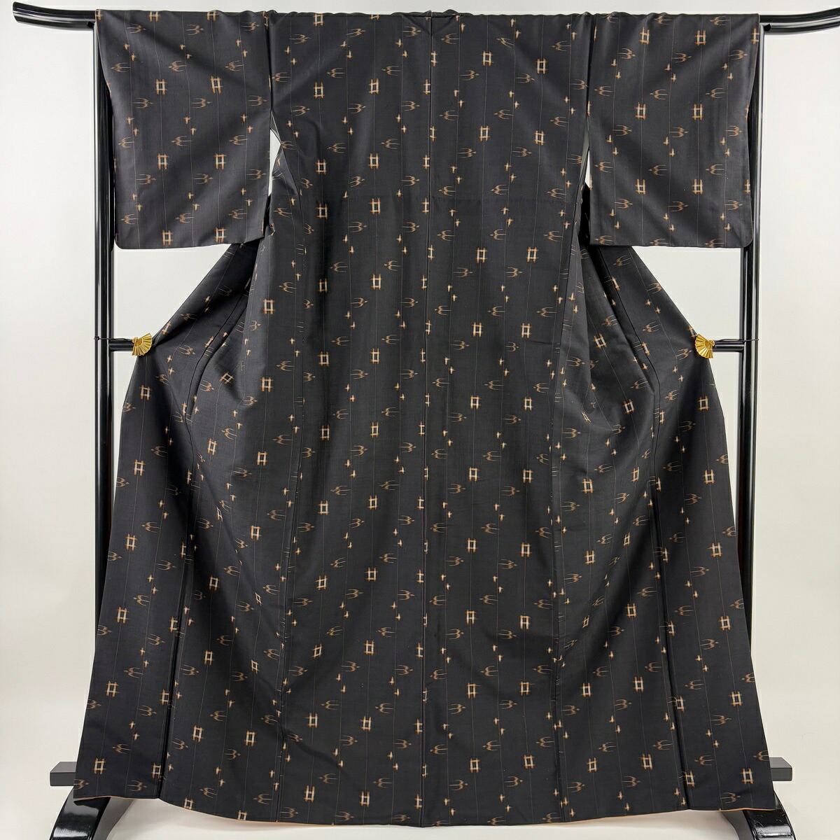 紬 身丈168cm 裄丈66cm M 袷 燕 井桁絣 墨色 正絹 名品 【中古】