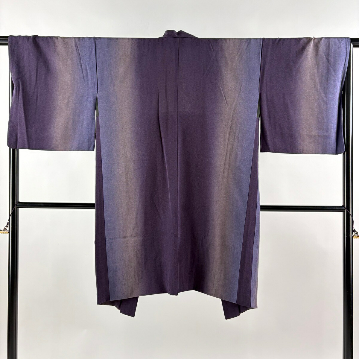 【美品】 羽織 身丈103cm 裄丈66.5cm M 地紋 縦ぼかし柄 紫 正絹 逸品 【中古】
