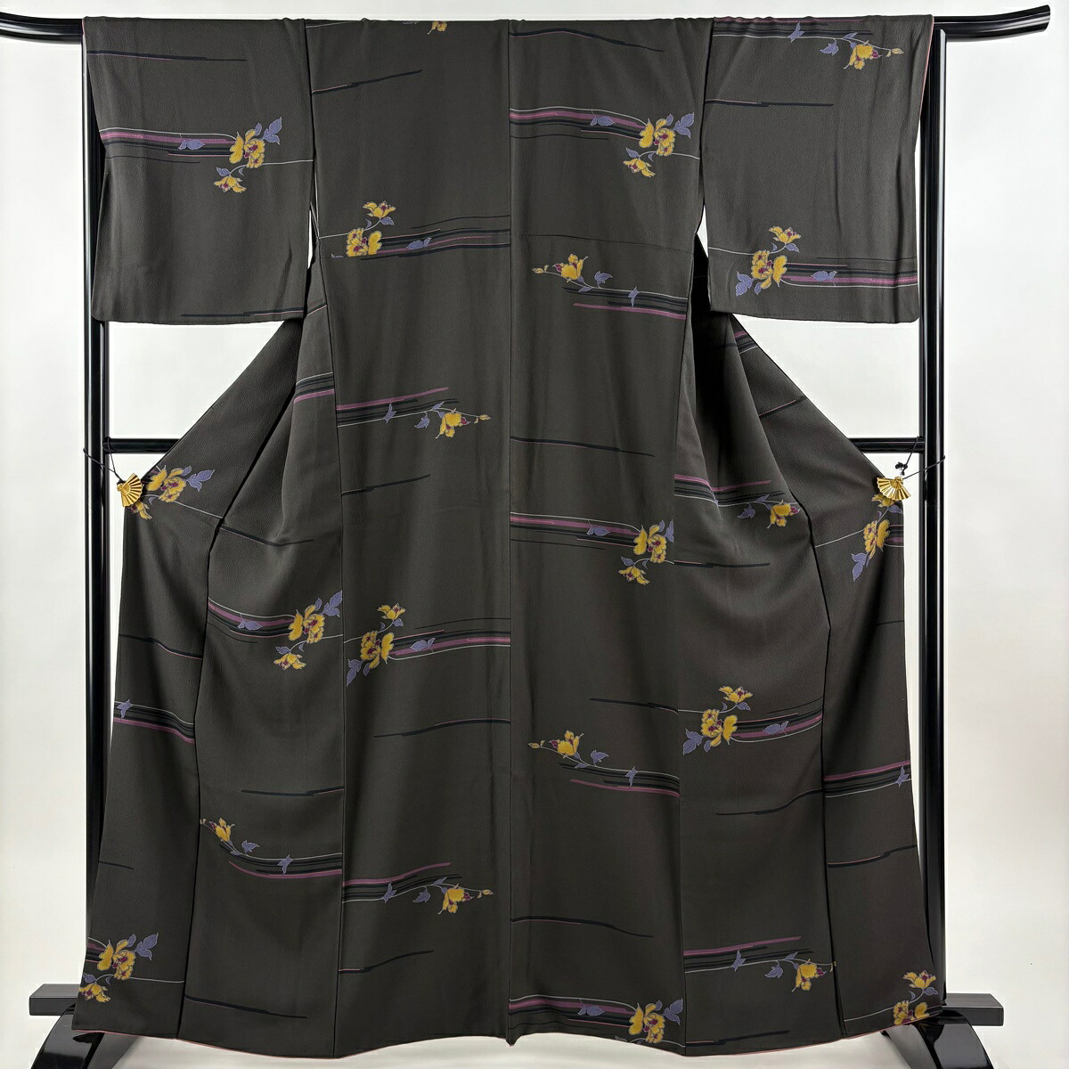【美品】 小紋 身丈164cm 裄丈67cm M 袷 草花 縞 黒灰 正絹 秀品 【中古】