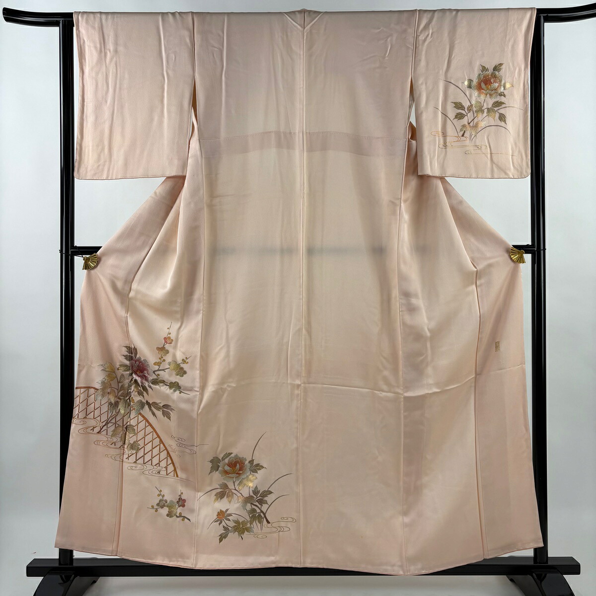 付下げ 身丈158cm 裄丈63.5cm S 袷 和田光正 落款あり 牡丹 籬 金銀彩 薄ピンク 正絹 秀品 【中古】