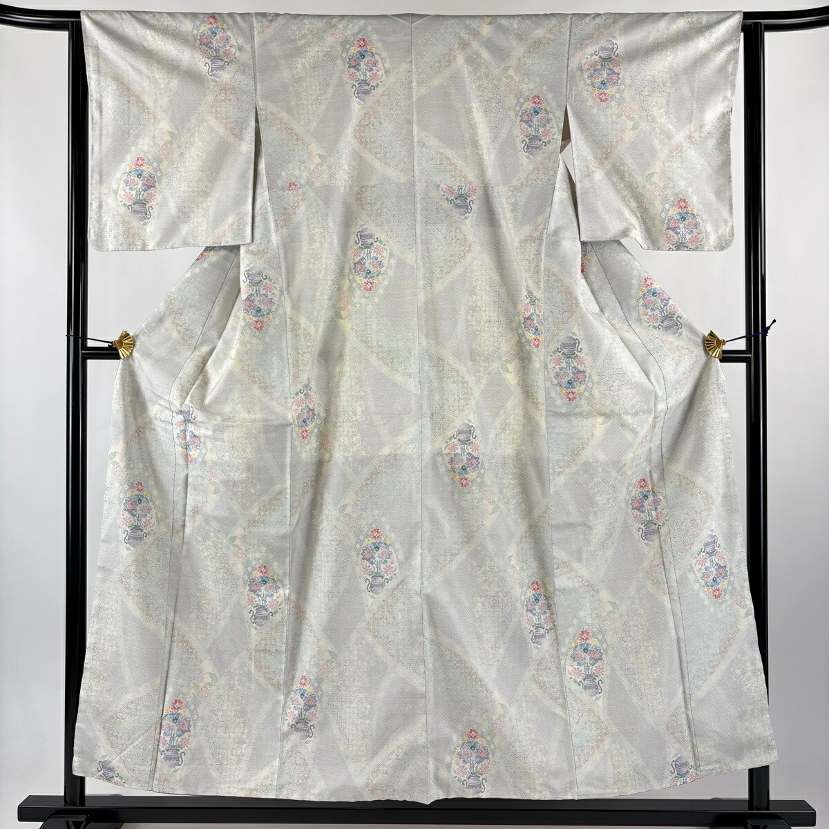 【美品】 大島紬 身丈155cm 裄丈63cm S 袷 都喜ヱ門 証紙あり 草花 七宝 灰白 正絹 逸品 【中古】