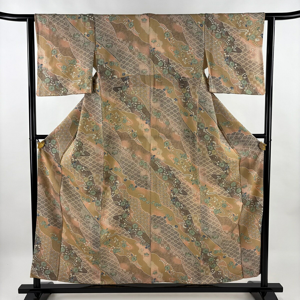 【美品】 小紋 身丈156cm 裄丈62cm S 袷 草花 菱 縮緬 ぼかし 薄茶色 正絹 秀品 【中古】