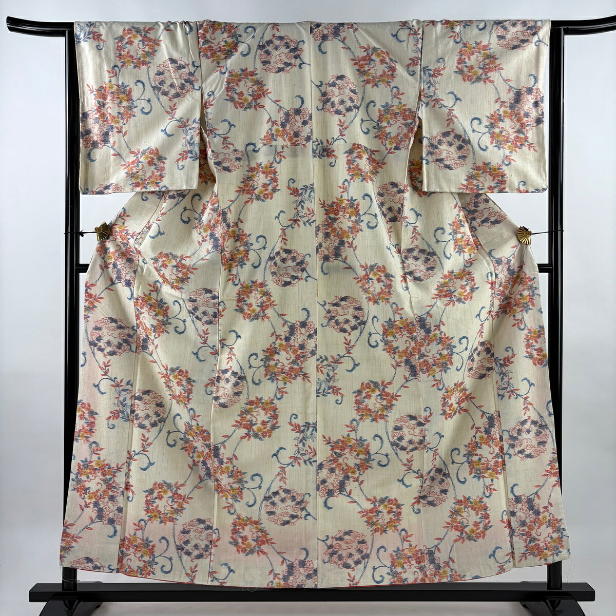 【美品】 紬 身丈158.5cm 裄丈65cm M 袷 証紙あり 花唐草 クリーム 正絹 名品 【中古】