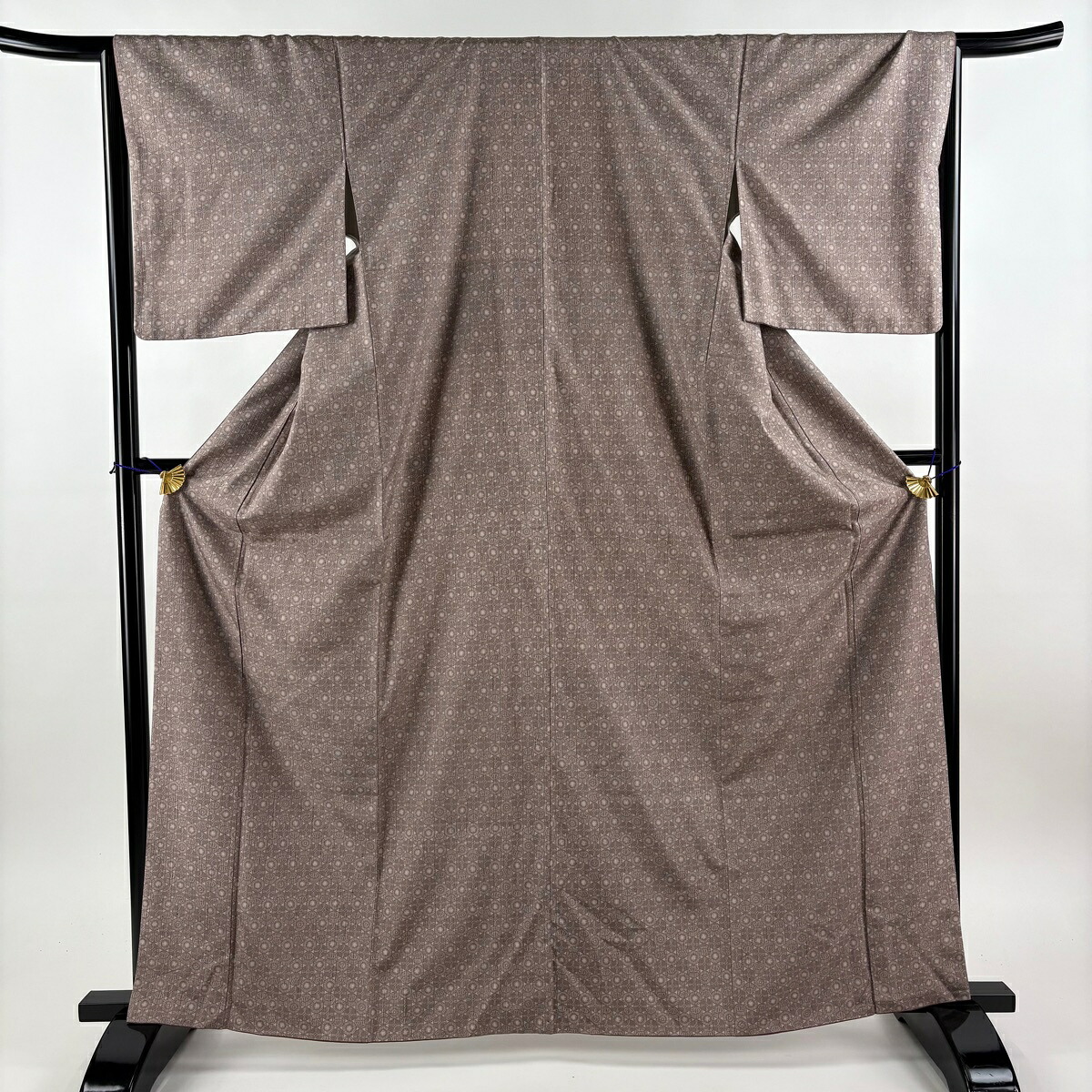 【美品】 小紋 身丈165cm 裄丈66.5cm M 袷 紬地 亀甲 菊 小豆色 正絹 秀品 【中古】