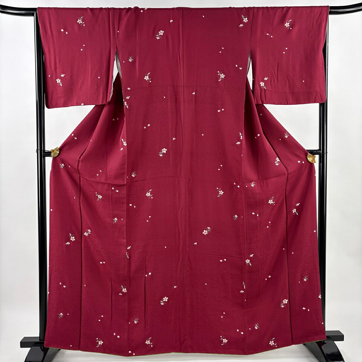【美品】 小紋 身丈164cm 裄丈66cm M 袷 やまと 桜 花弁 刺繍 金糸 赤紫 正絹 名品 【中古】