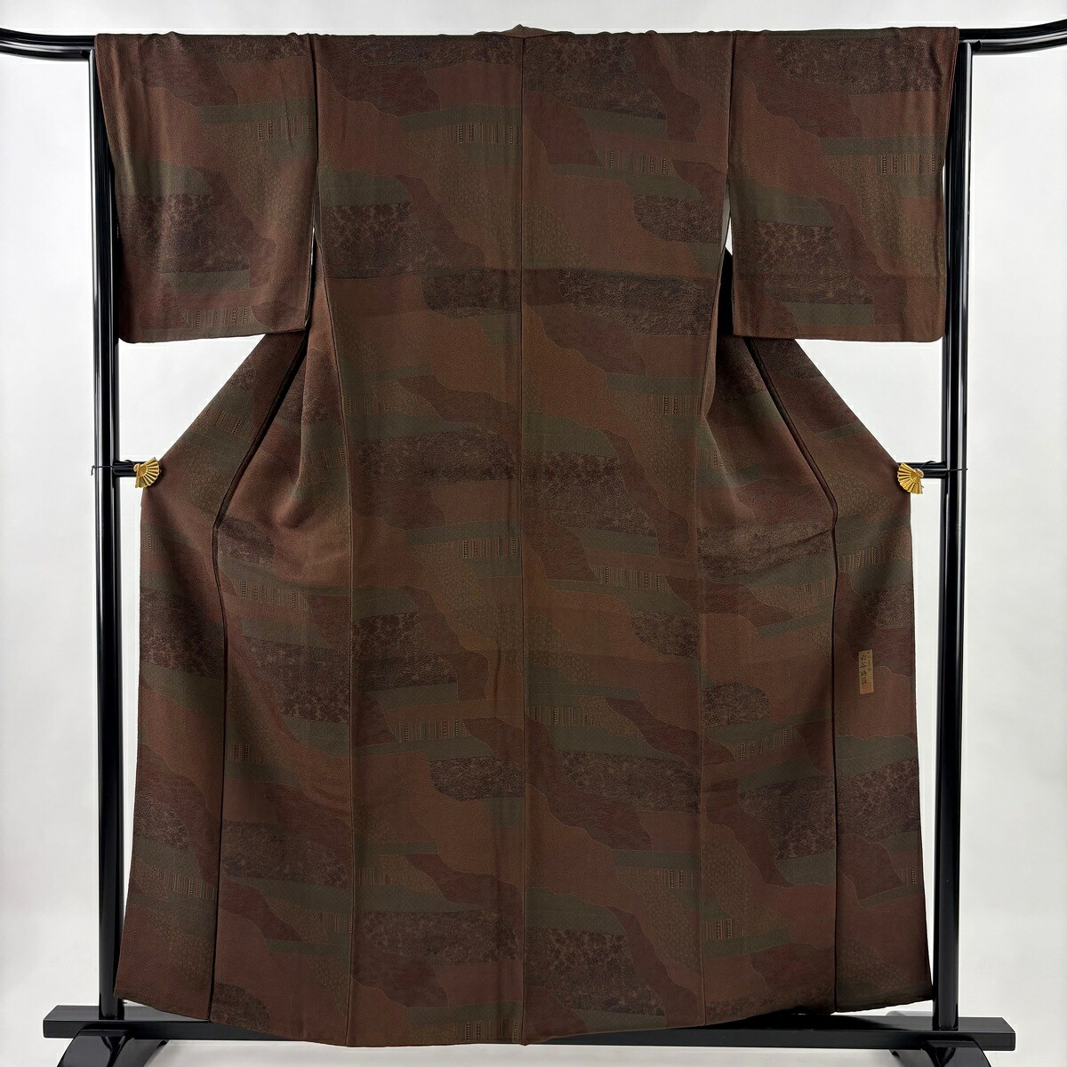 【美品】 小紋 身丈158.5cm 裄丈64cm M 袷 六谷博臣 落款あり 松梅 道長取り 茶色 正絹 秀品 【中古】 6,776円