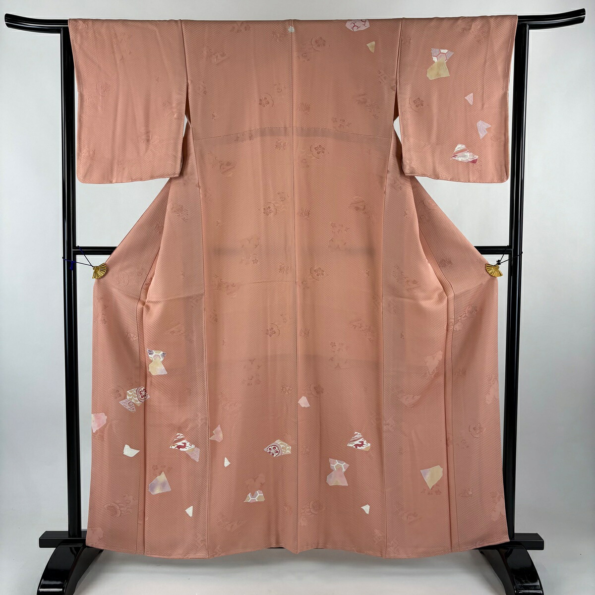 付下げ 身丈159cm 裄丈63.5cm S 袷 草花 動物 刺繍 ピンクベージュ 正絹 名品 一つ紋 【中古】