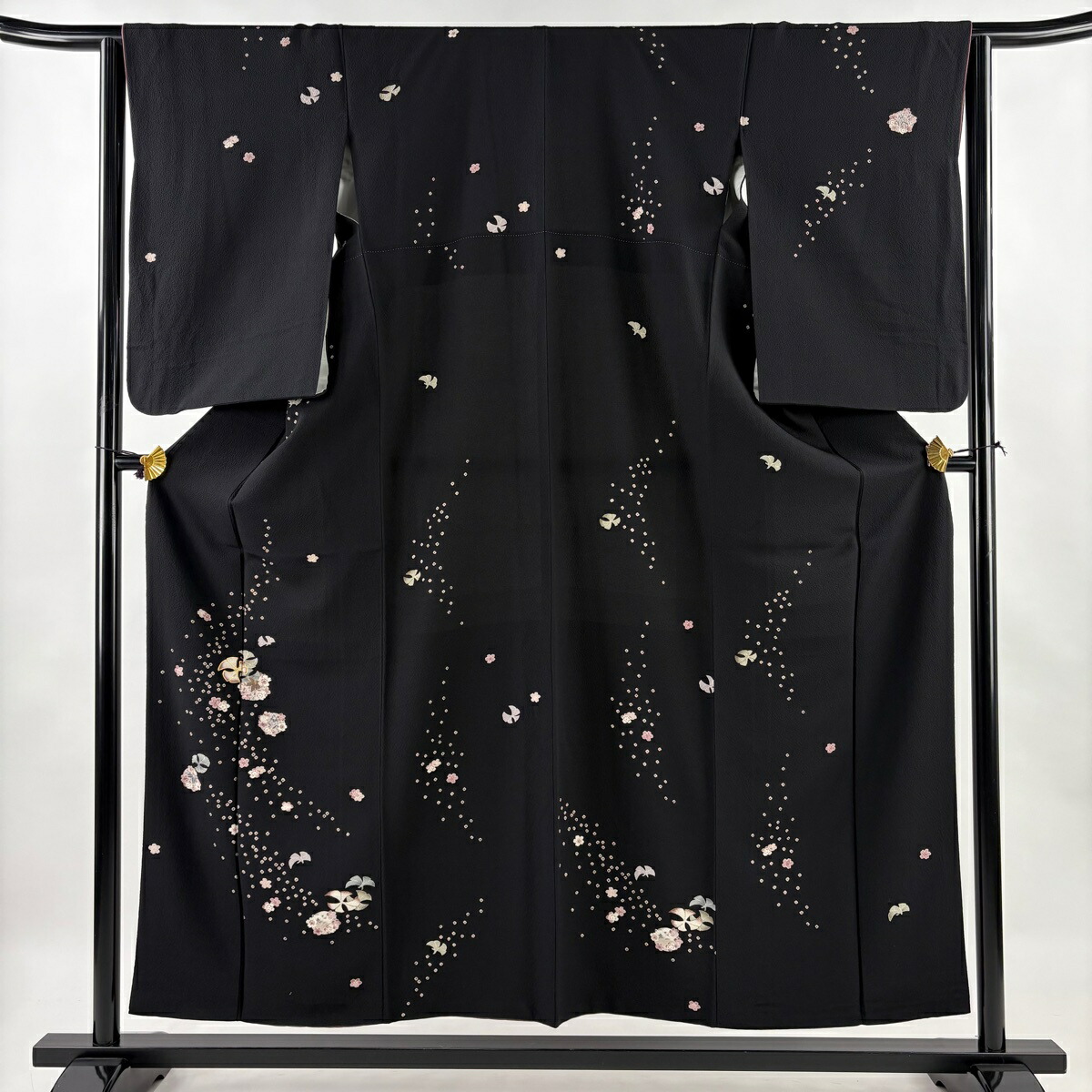 付下げ 身丈155cm 裄丈64cm M 袷 やまと 花丸文 桜 金糸 金彩 黒 正絹 名品 【中古】