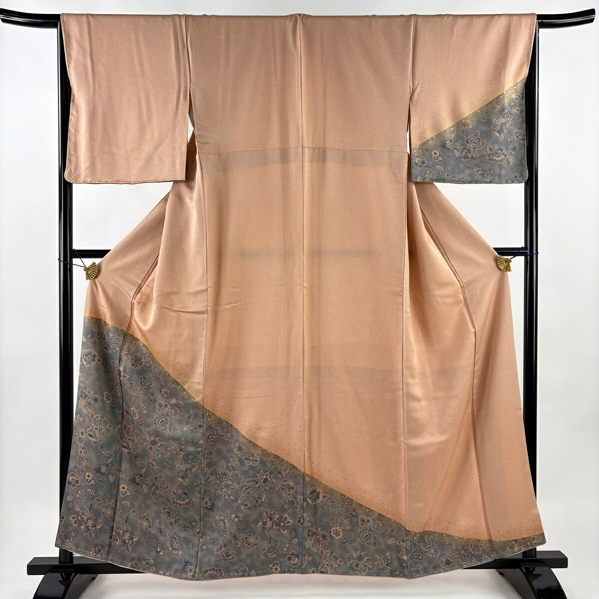 付下げ 身丈160cm 裄丈67cm M 袷 花唐草 金彩 ピンクベージュ 正絹 秀品 【中古】