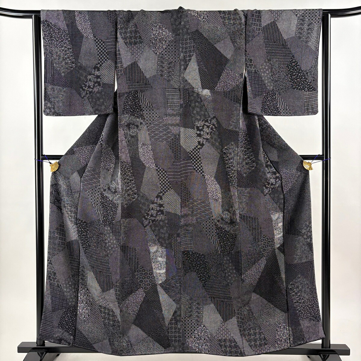 【美品】 小紋 身丈159cm 裄丈64.5cm M 袷 葉柄 有職文様 縮緬 黒 正絹 秀品 【中古】