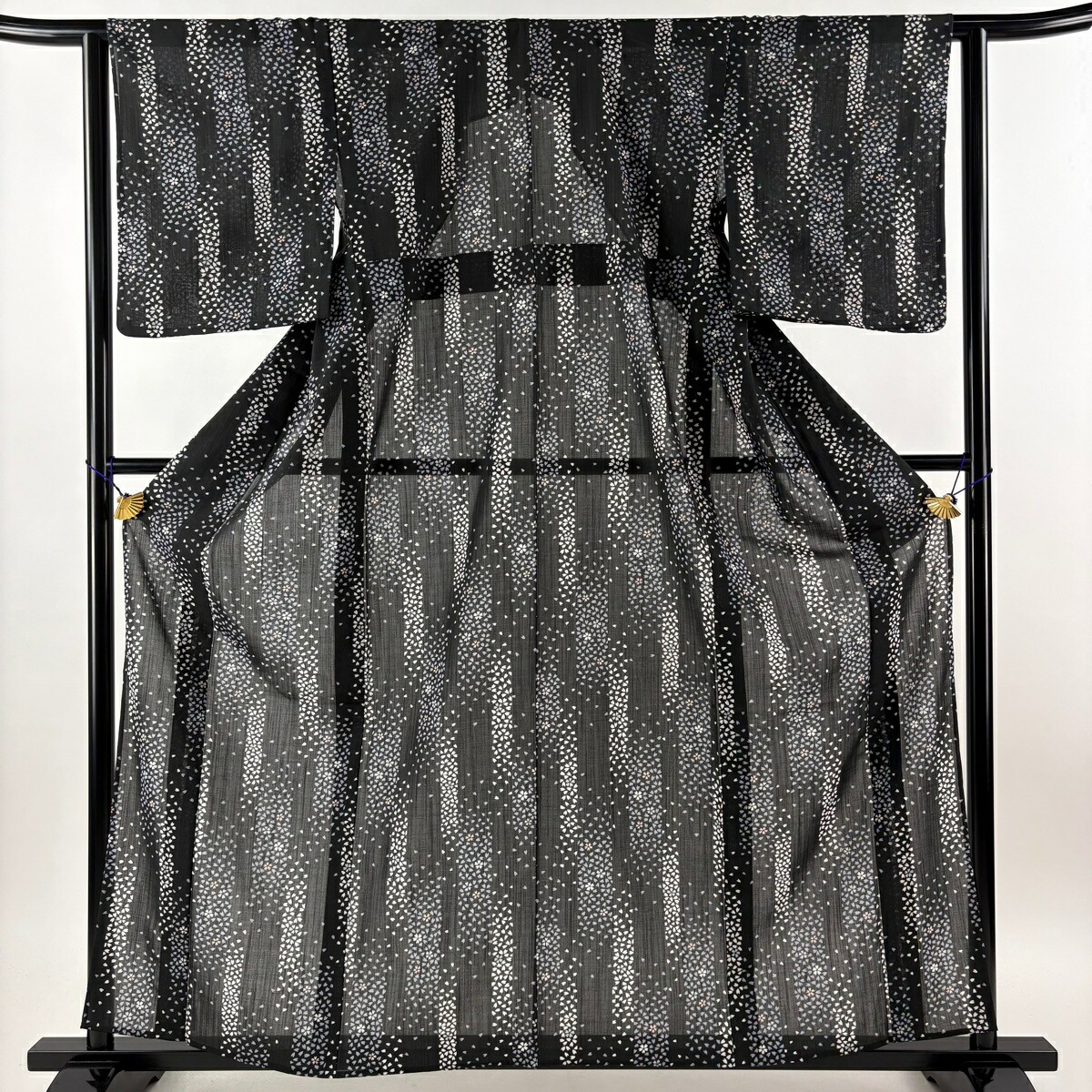 【美品】 小紋 身丈161cm 裄丈63cm S 薄物 桜 花びら 墨色 化繊 秀品 【中古】 msp50