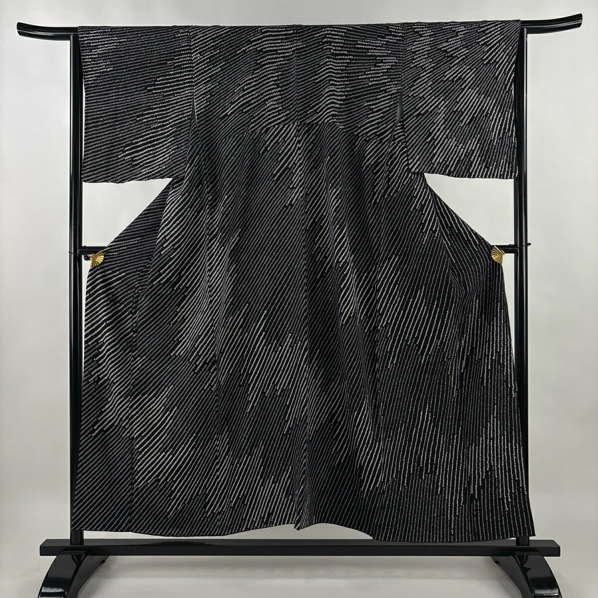 【美品】 訪問着 身丈154cm 裄丈66.5cm M 袷 斜縞 幾何学模様 総絞り 黒 正絹 秀品 【中古】 msp50