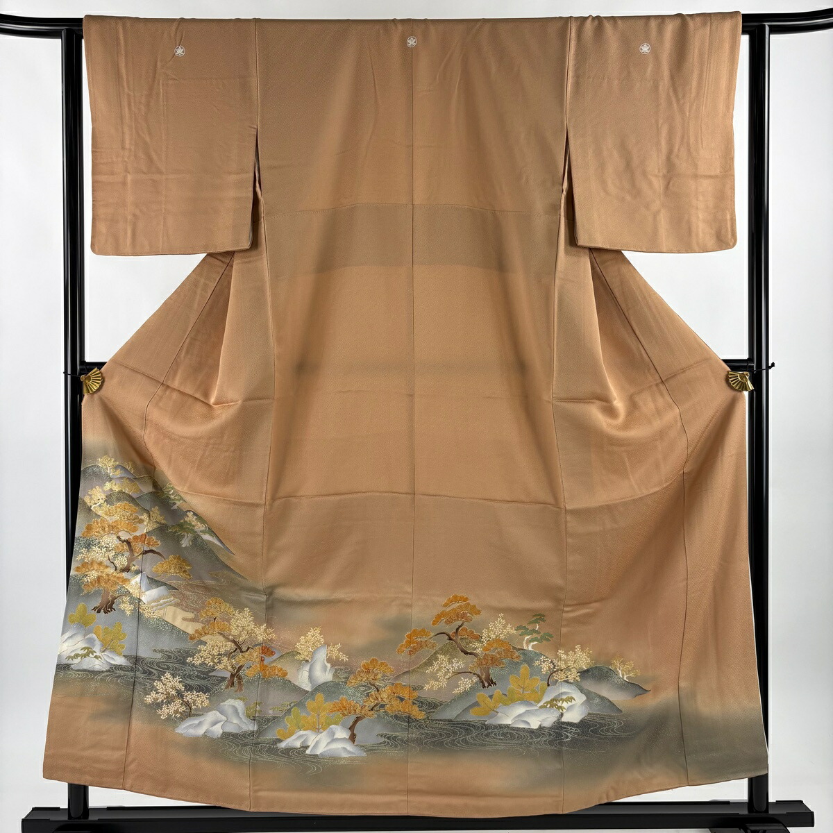 色留袖 身丈156cm 裄丈63cm S 袷 遠山 樹木 金糸 金銀彩 薄オレンジ 正絹 秀品 三つ紋 【中古】