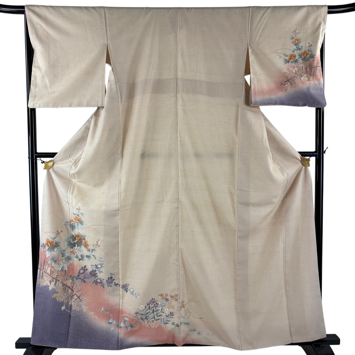 付下げ 身丈161cm 裄丈66.5cm M 袷 紬地 草花 菊 金彩 ぼかし ピンクベージュ 正絹 秀品 【中古】