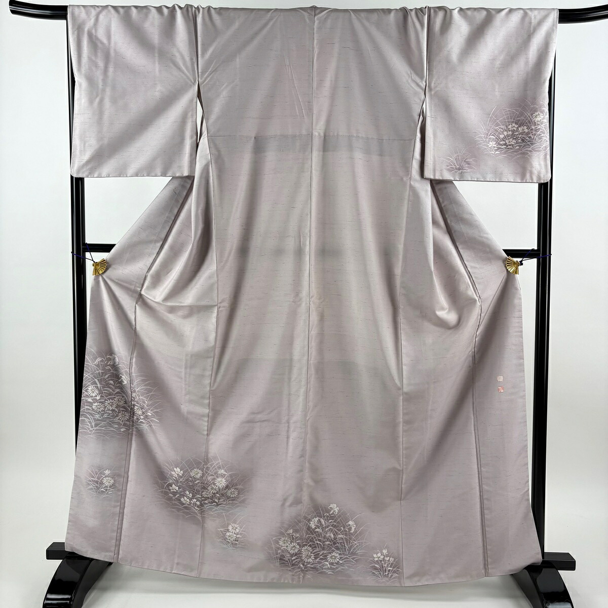 付下げ 身丈165cm 裄丈68cm L 袷 牛首紬地 落款あり 草花 芝 ぼかし 薄紫 正絹 逸品 【中古】