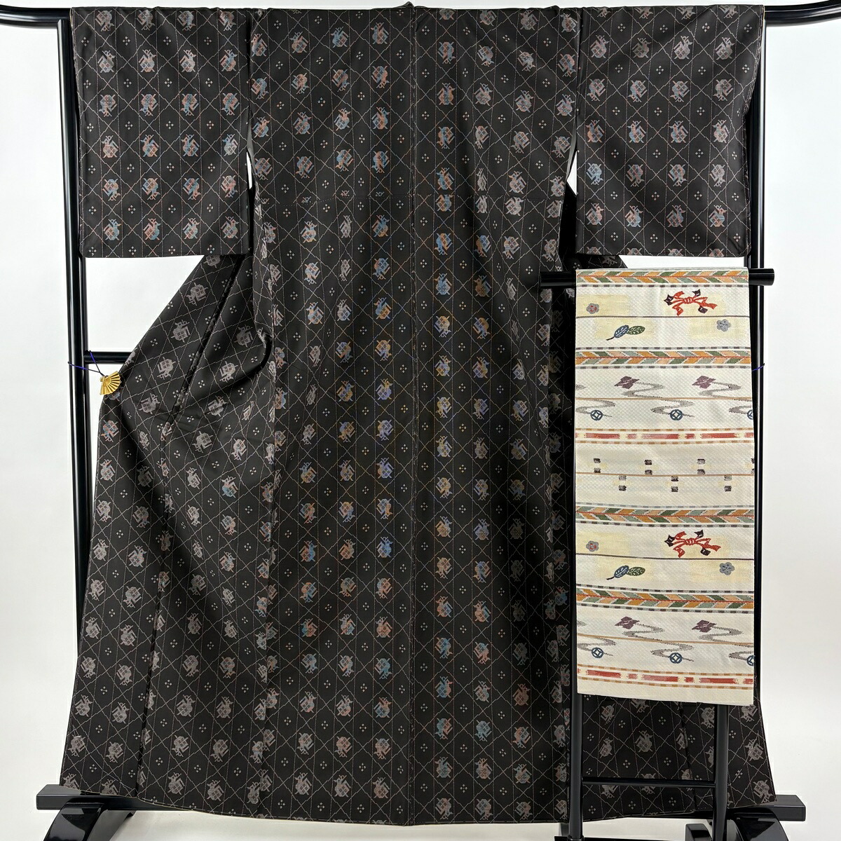 【美品】 大島紬 身丈162cm 裄丈67cm M 袷 名古屋帯セット 純泥染 証紙あり 有栖川文 斜め格子 墨色 正絹 名品 【中古】 msp50