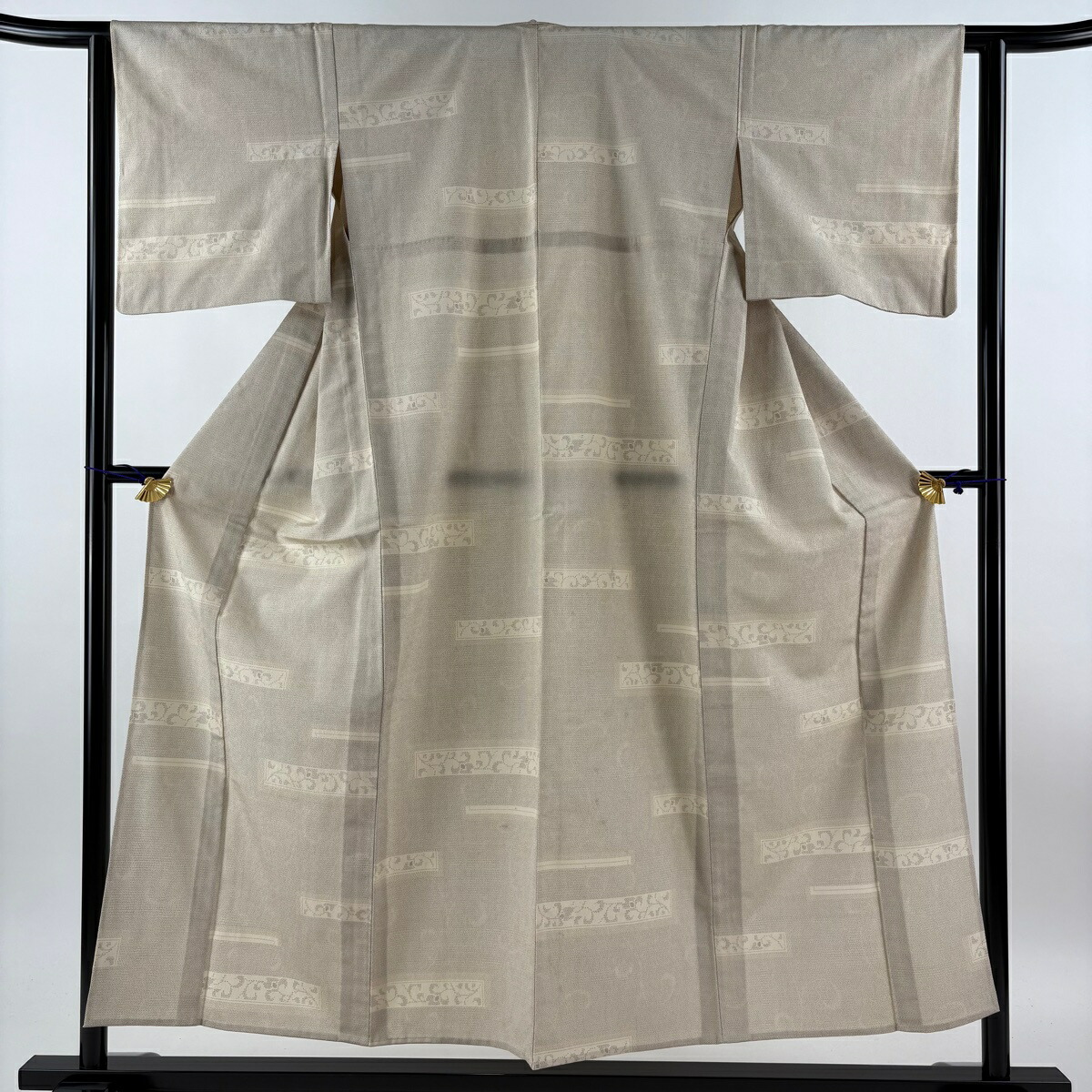 紬 身丈153.5cm 裄丈62cm S 単衣 花唐草 亀甲絣 ベージュ 正絹 秀品 【中古】