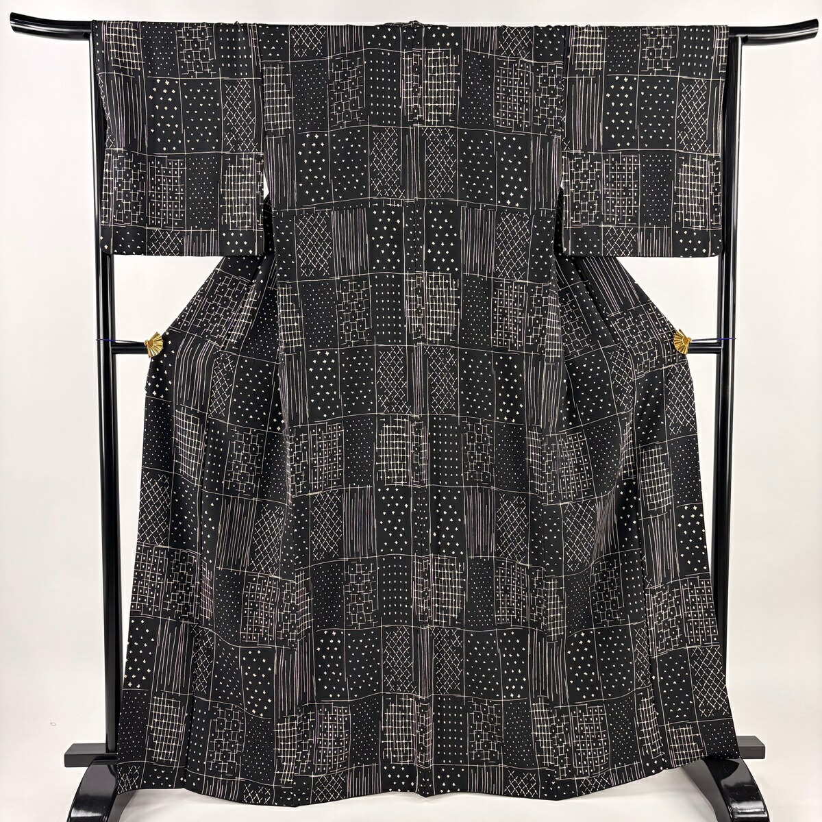 【美品】 小紋 身丈165cm 裄丈66cm M 袷 川村久太郎 落款あり 格子 幾何学 黒 正絹 名品 【中古】