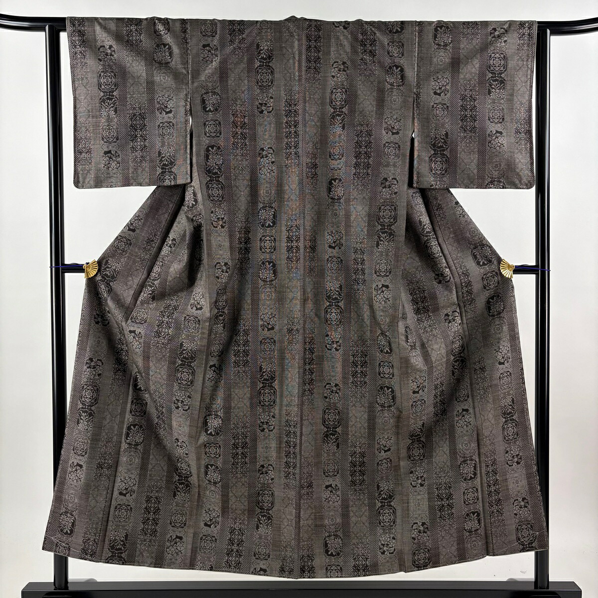 【美品】 大島紬 身丈153cm 裄丈62.5cm S 袷 証紙あり 華文 縦縞 純泥染 焦茶色 正絹 名品 【中古】