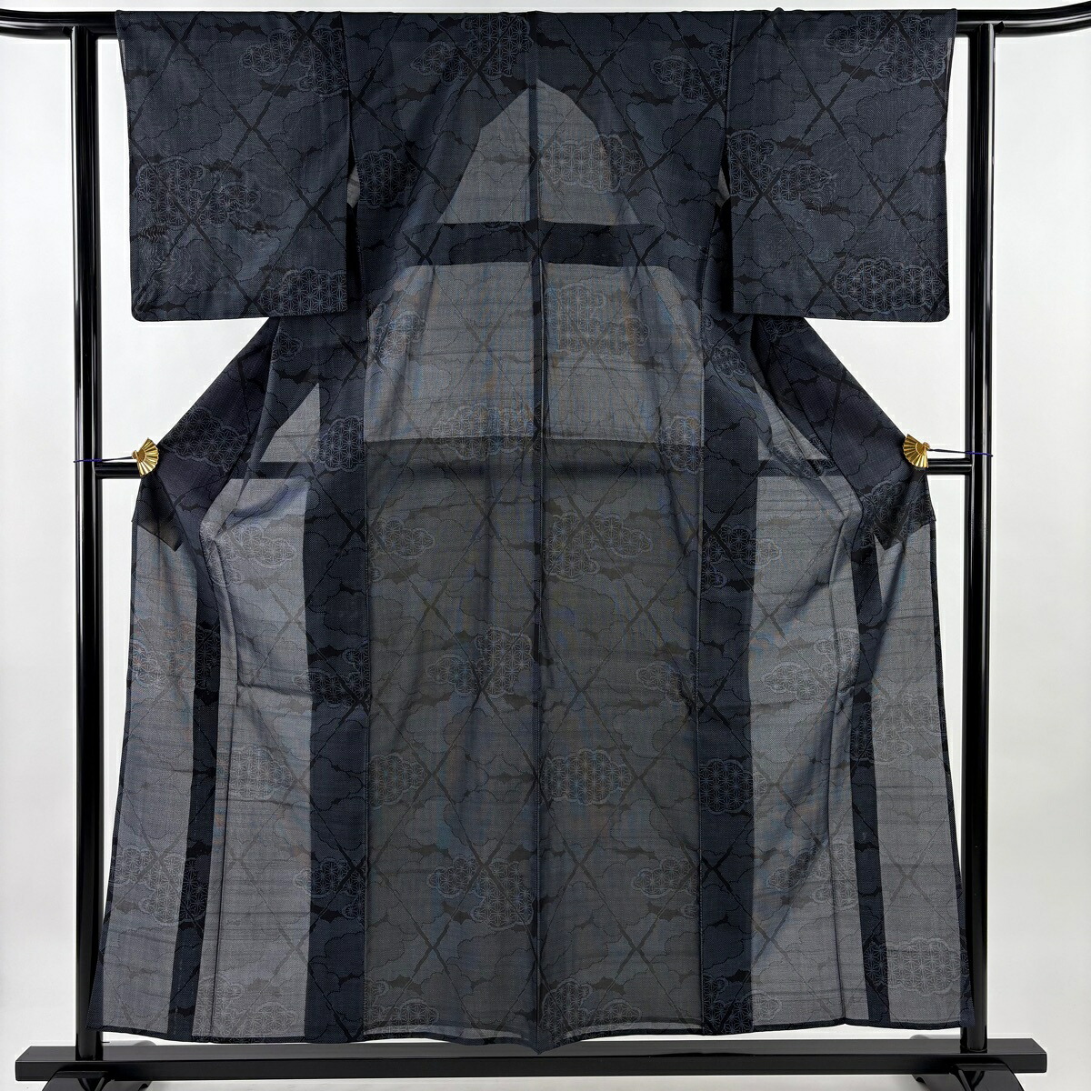 紬 身丈155.5cm 裄丈61cm S 薄物 夏紬 雲文 斜格子 紺色 正絹 秀品 【中古】