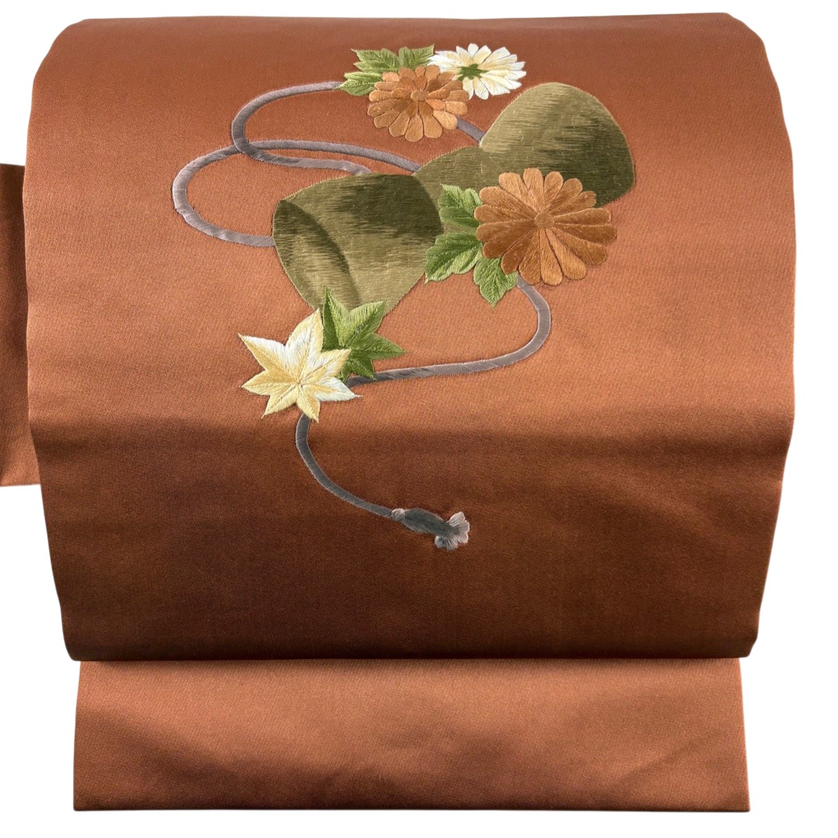 名古屋帯 逸品 貝島はるみ 落款あり 蹴鞠 菊 刺繍 赤茶 正絹 【中古】