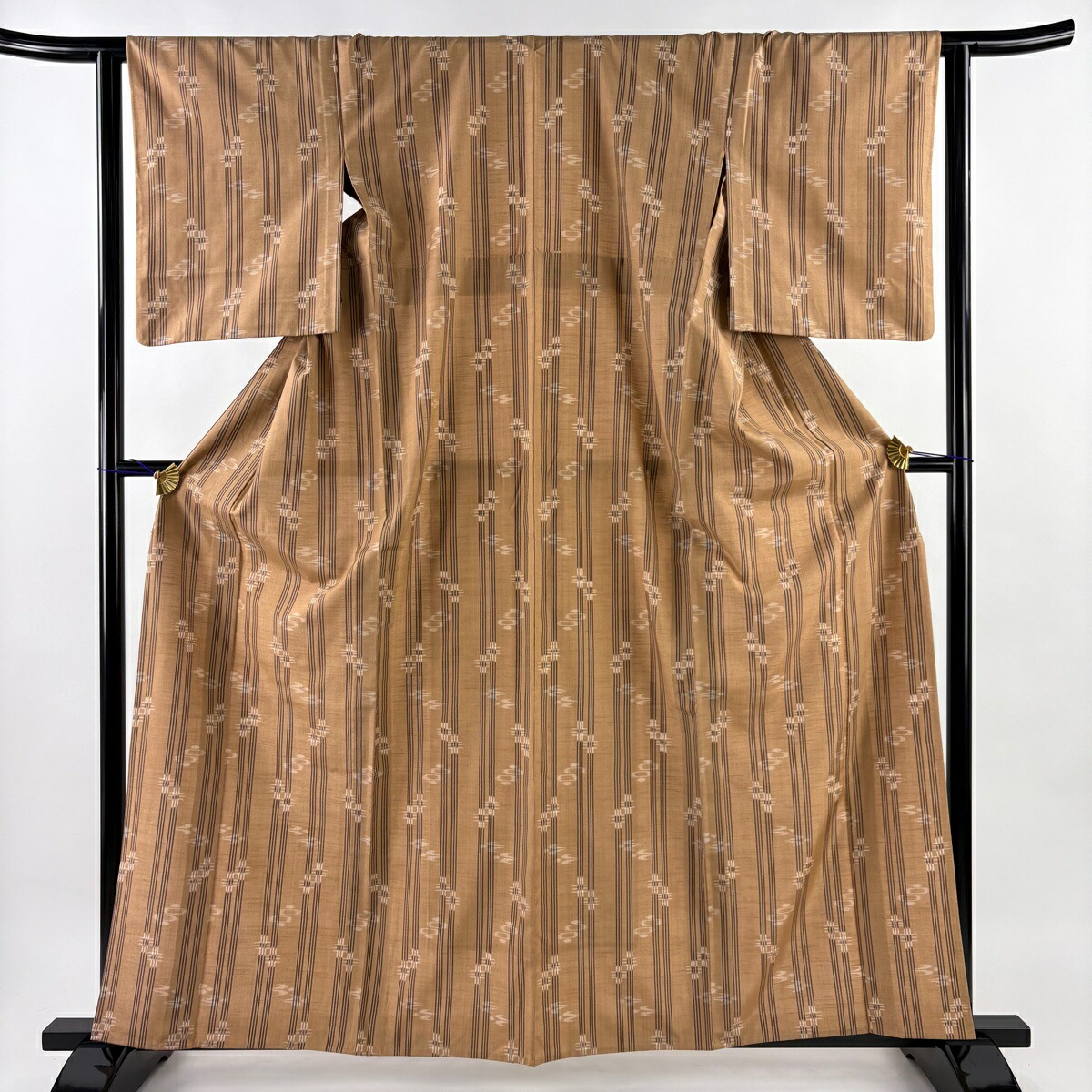 【美品】 紬 身丈161cm 裄丈63.5cm S 単衣 縦縞 燕 薄オレンジ 正絹 名品 【中古】 msp30