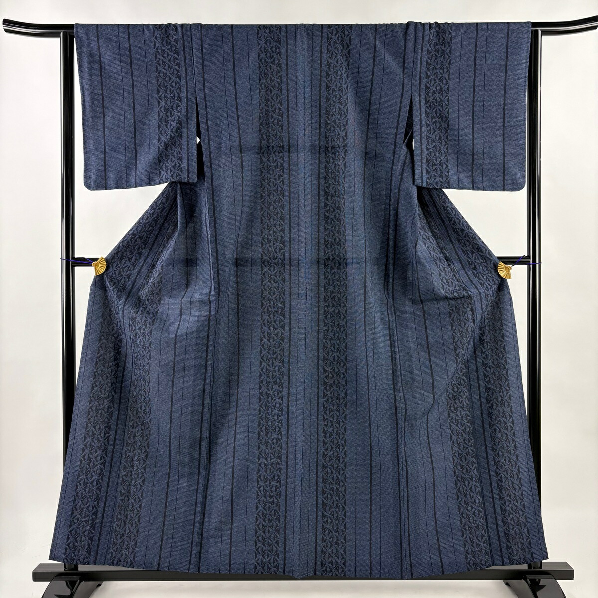 紬 身丈158.5cm 裄丈64.5cm M 薄物 夏紬 バチ衿 麻の葉 縞 紺色 正絹 名品 【中古】 msp30