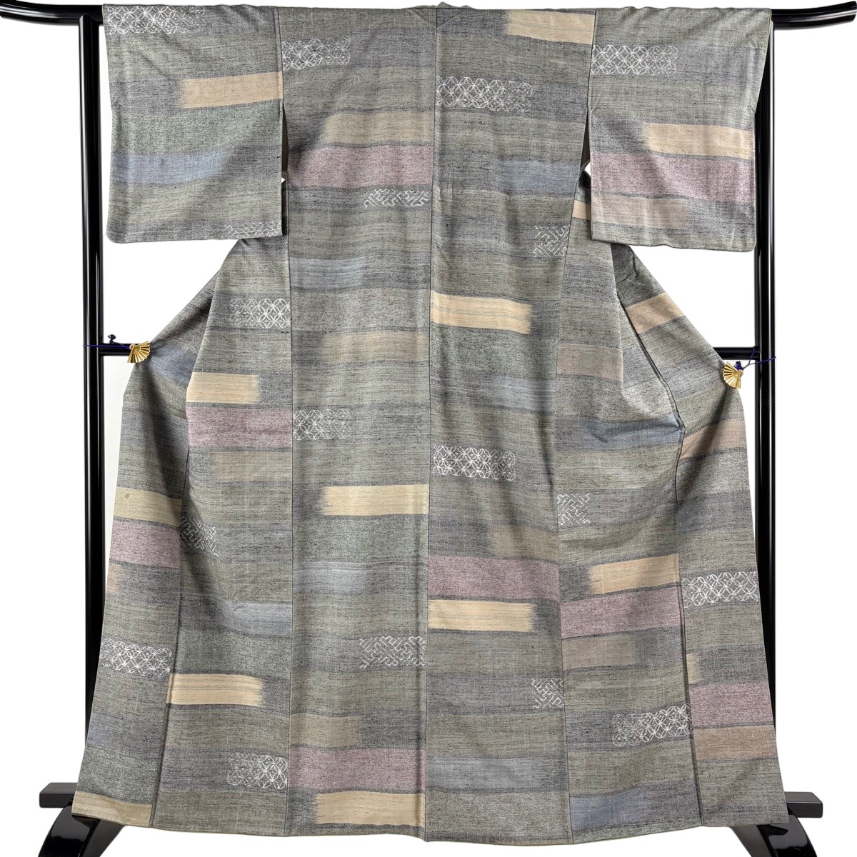 紬 身丈163.5cm 裄丈63cm S 袷 米沢置賜紬 七宝 段縞 灰色 正絹 名品 【中古】