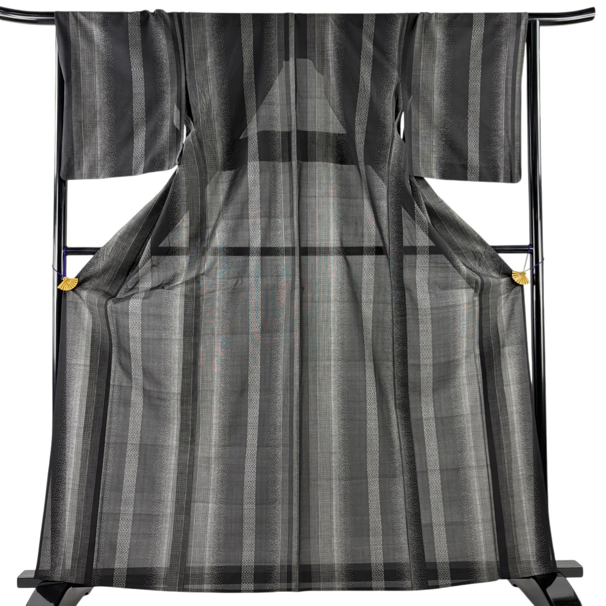 紬 身丈164.5cm 裄丈66.5cm M 薄物 夏紬 縞 幾何学 黒 正絹 名品 【中古】 msp30